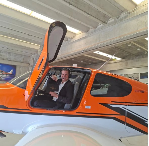 Dr. Paulo César na cabine de um avião Cirrus