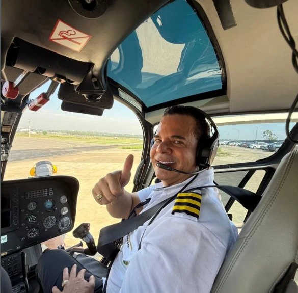 Dr. Paulo César pilotando helicóptero